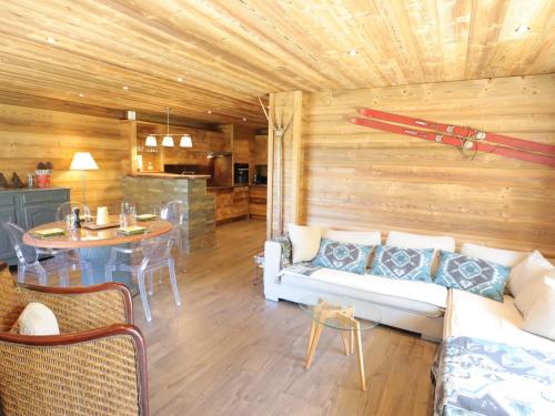 un salon avec un canapé blanc et une table dans l'établissement Appartement de Standing aux Gets - 2 Ch, 6 Couchages, Proche Centre et Pistes - FR-1-623-94, aux Gets