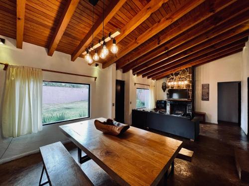 un soggiorno con tavolo in legno e una grande finestra di Casa Lunah Avandaro a Valle de Bravo