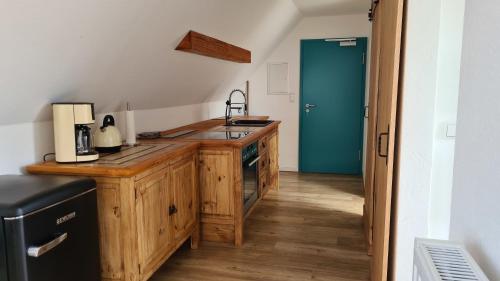 uma cozinha com um lavatório e uma bancada em Naturhof Buschwiesen - Wohnung Lama em Wilsum