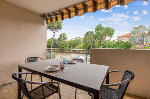 d'une table et de chaises sur un balcon avec vue. dans l'établissement Appartement Bréguières - Welkeys, à Antibes