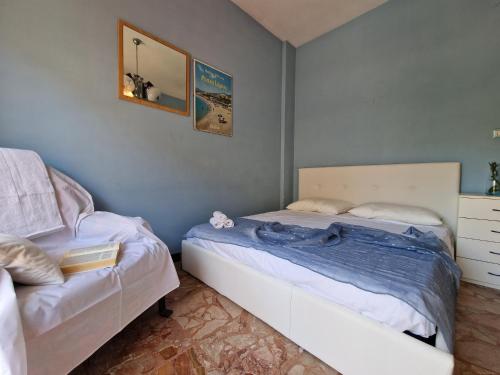 a bedroom with two beds in a room at [P.ZZA MARCONI] Bilocale per la vacanza al mare in Pietra Ligure