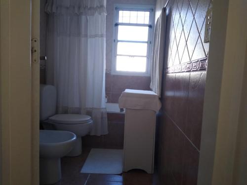 Et badeværelse på Simpatico duplex en Olivos