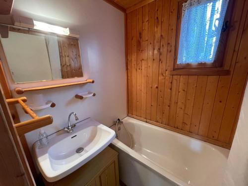 Koupelna v ubytování Chalet en Bois avec Terrasse et Jardin, Proche de Barcelonnette, jusqu'à 6 Personnes - FR-1-165A-151