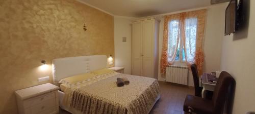 um pequeno quarto com uma cama e uma janela em La Terrazza sul Mare Affittacamere em Monterosso al Mare