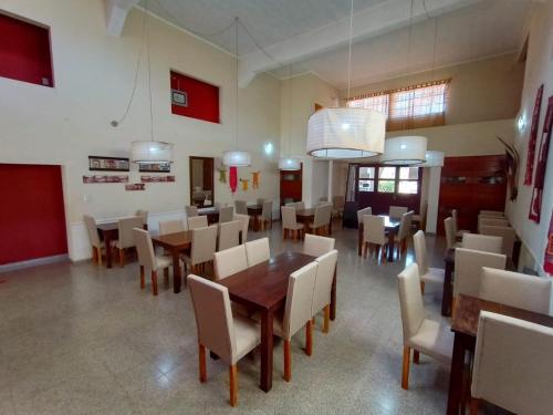 una sala da pranzo con tavolo e sedie di Hosteria Valle Azul a Villa del Dique