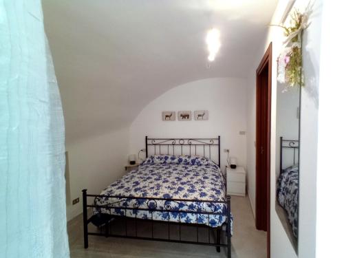 ein Schlafzimmer mit einem Bett in einem Zimmer in der Unterkunft La Cameretta in Barisciano