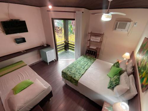a small room with a bed and a balcony at Pousada Recanto das Estrelas in Abraão