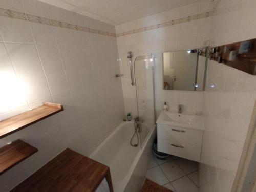 La salle de bains est pourvue d'une baignoire, d'un lavabo et d'une douche. dans l'établissement Superbe 3 pieces vue panoramique pied des pistes, à La Mongie