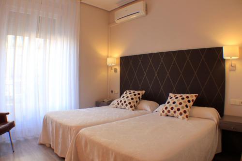 Una cama o camas en una habitación de Hostal Oriente