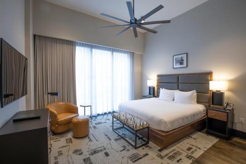 Un pat sau paturi într-o cameră la The Bee Hotel, Danville