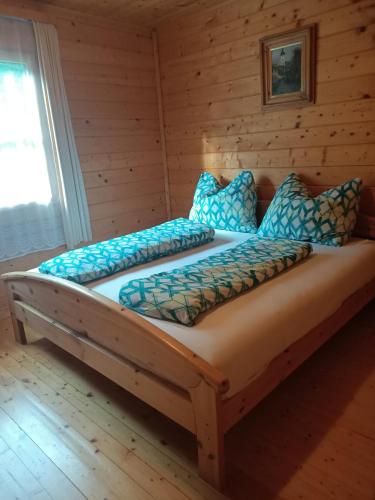 Ferienhaus Hanni في Unterburg: غرفة نوم بسريرين مع وسائد زرقاء