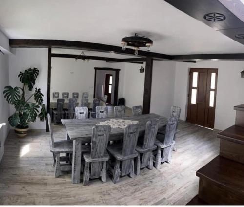 une grande salle à manger avec une table et des chaises dans l'établissement Gospodaria Klaus, à Rozavlea