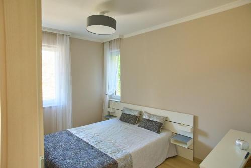 sypialnia z łóżkiem i oknem w obiekcie SUNLIGHT GREY - Szeged w Segedynie