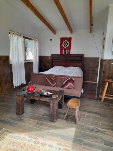 Een bed of bedden in een kamer bij Cabaña Krystal, a minutos del Parque Conguillio.