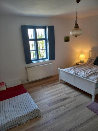 una camera con letto e finestra di Duba ház a Balaton-felvidéken a Tapolca