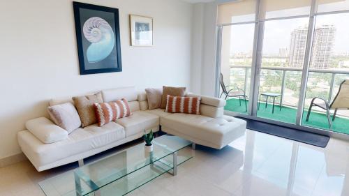 Posezení v ubytování Ocean Reserve Condo by FlatsAway