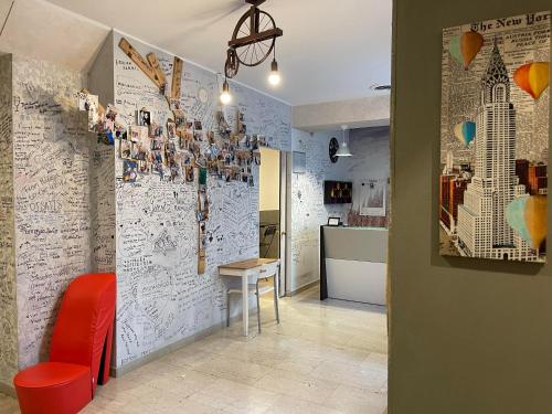 una habitación con una pared cubierta por escrito. en Lion Hostel, en Milán