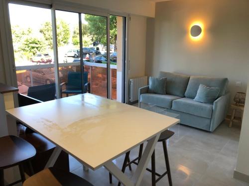 un salon avec une table et un canapé dans l'établissement NAUZAN, à Vaux-sur-Mer