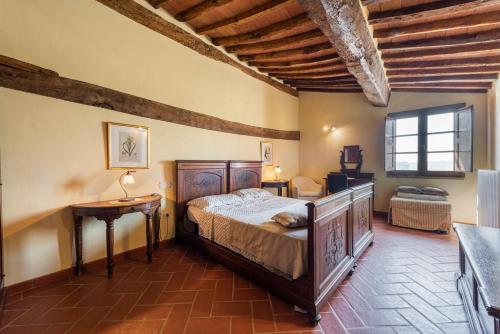 um quarto com uma cama, uma mesa e uma janela em Villa Soiana em Soianella
