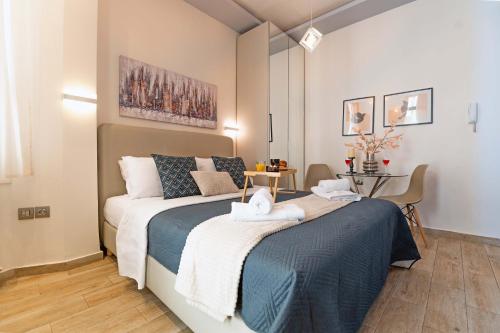 Posteľ alebo postele v izbe v ubytovaní Eclectic Luxury Studio (Egnatias str)