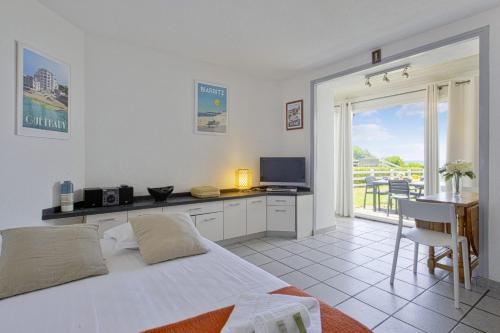 sypialnia z łóżkiem i biurkiem z telewizorem w obiekcie Wonderful apartment with direct access to the beach - Bidart - Welkeys w mieście Bidart