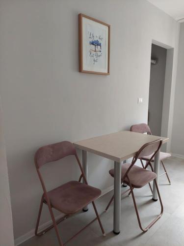un tavolo e due sedie in una stanza di Ela's apartment a Băile Herculane