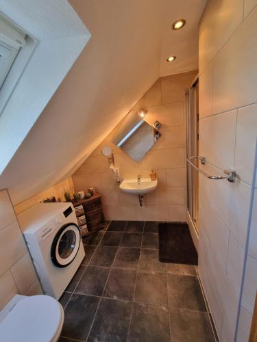 ein Badezimmer mit einem Waschbecken und einer Waschmaschine in der Unterkunft Sternenhimmel-AW in Bad Neuenahr-Ahrweiler