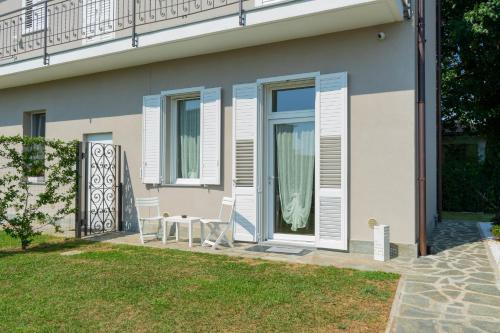 a house with a table and chairs in the yard at B&B Margante - MXP - Breakfast gluten free su richiesta in Somma Lombardo