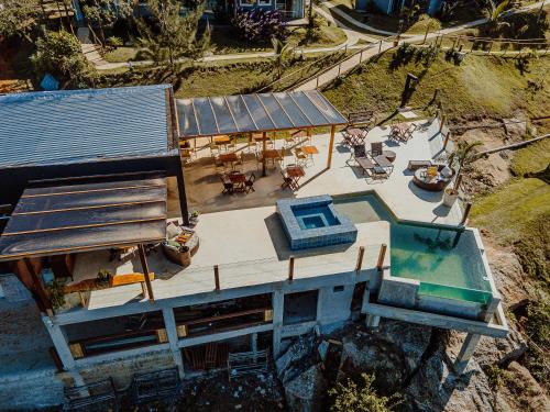 an aerial view of a house with a swimming pool at Pousada Terraço Guarapari in Guarapari