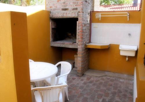 un patio con una mesa y un horno de pizza en Puerto Soñado en Colón