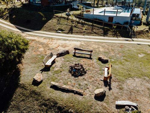 an overhead view of a park with a bench and a table at Pousada Terraço Guarapari in Guarapari