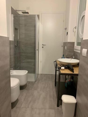a bathroom with two sinks and a shower and a toilet at B&B Margante - MXP - Breakfast gluten free su richiesta in Somma Lombardo