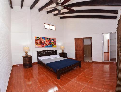 a bedroom with a bed and a ceiling at Finca La Martinoza Rozo in Rozo