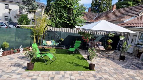 podwórko z zielonymi trawnikami i huśtawką w obiekcie Hanna Villa Siófok w Siófoku