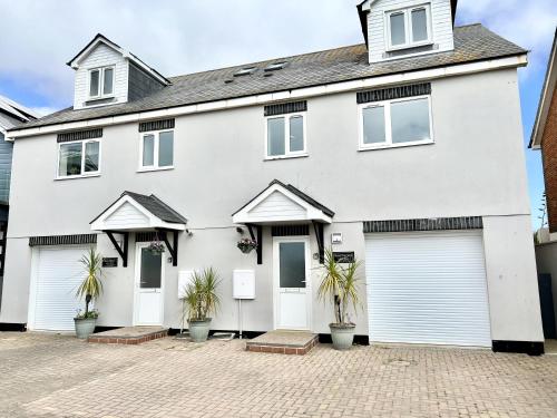 Modern spacious 4Bed House in Porth Newquay Brambl
