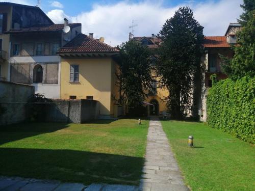 un patio trasero de una casa con césped en LOFT AZZURRA, en Cannobio