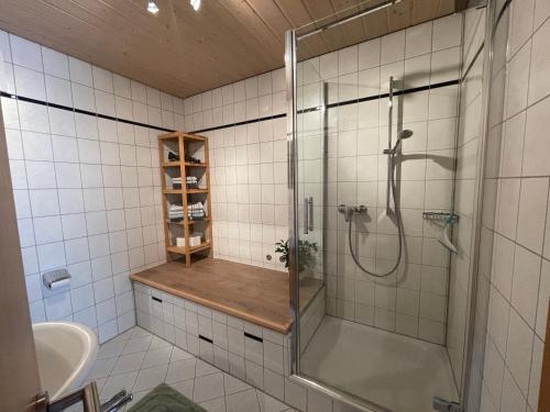 bagno con doccia e porta in vetro di Oxtown City Apartment a Ochsenhausen