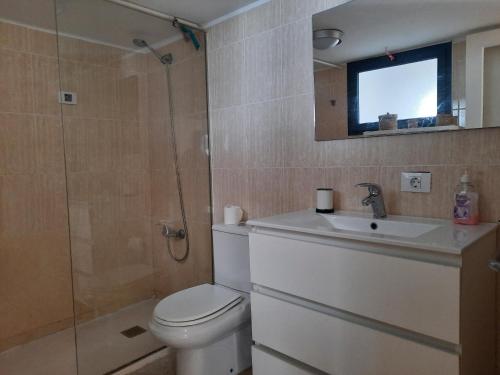 a bathroom with a toilet and a sink and a shower at Gran terraza con muy bonitas vistas in Caleta de Caballo