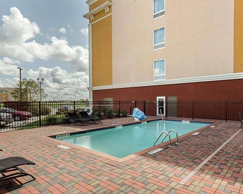 una pequeña piscina frente a un edificio en Comfort Suites near Tanger Outlet Mall, en Gonzales