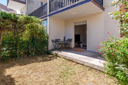 d'un balcon avec une table et des chaises. dans l'établissement Appartement Charly - Welkeys, à Cabourg