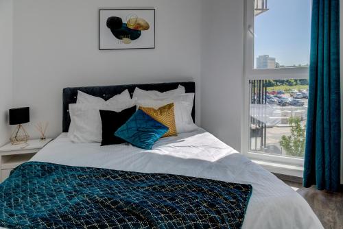 Posteľ alebo postele v izbe v ubytovaní Garbary 104 - Modern Apt near Old Town - King Bed - Free Parking