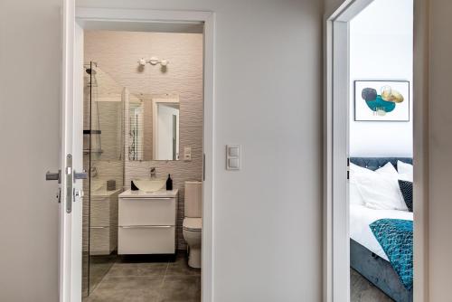 Kúpeľňa v ubytovaní Garbary 104 - Modern Apt near Old Town - King Bed - Free Parking