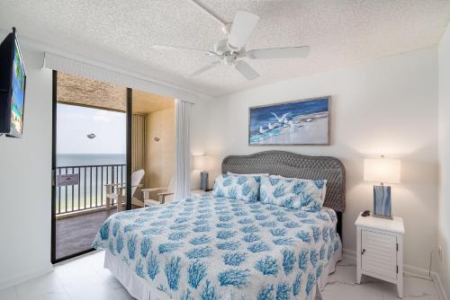 een slaapkamer met een bed en uitzicht op de oceaan bij The Sea-Winds Condo I Renovated Beachfront 2 Bed 2 Bath Condo in Marco Island