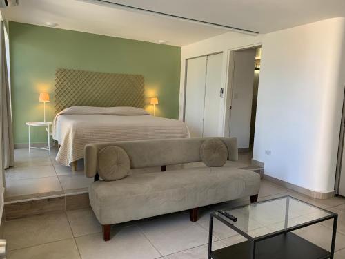 Postel nebo postele na pokoji v ubytování Dali Suites Hotel
