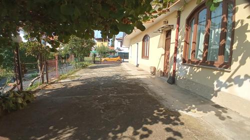 una calle vacía con un edificio y un árbol en Appartamento Kiwy, en Arsago Seprio