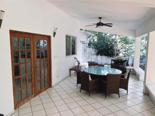 ein Esszimmer mit einem Tisch und Stühlen sowie einem Deckenventilator in der Unterkunft Villa Montana in Isla Contadora