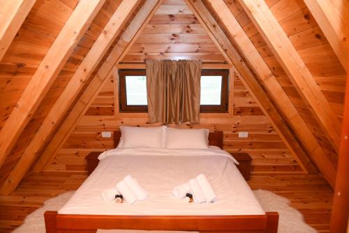 1 dormitorio en una cabaña de madera con 1 cama en Gora Home 9, en Žabljak