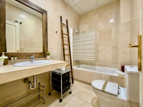 A bathroom at Gran Vía VI - En pleno Centro de Madrid