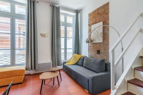 Area tempat duduk di Very nice duplex located on the main square - Toulouse - Welkeys