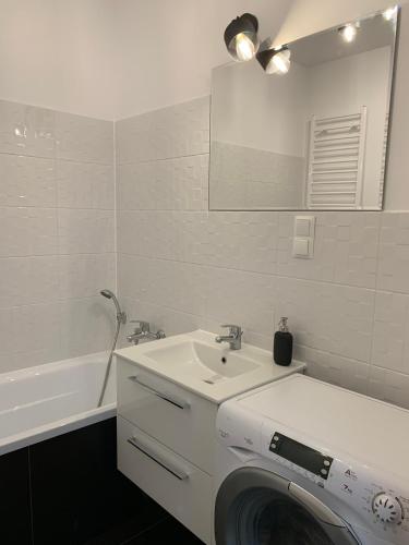 un baño con lavadora junto a un lavabo en Porto Bianco III, en Rumia